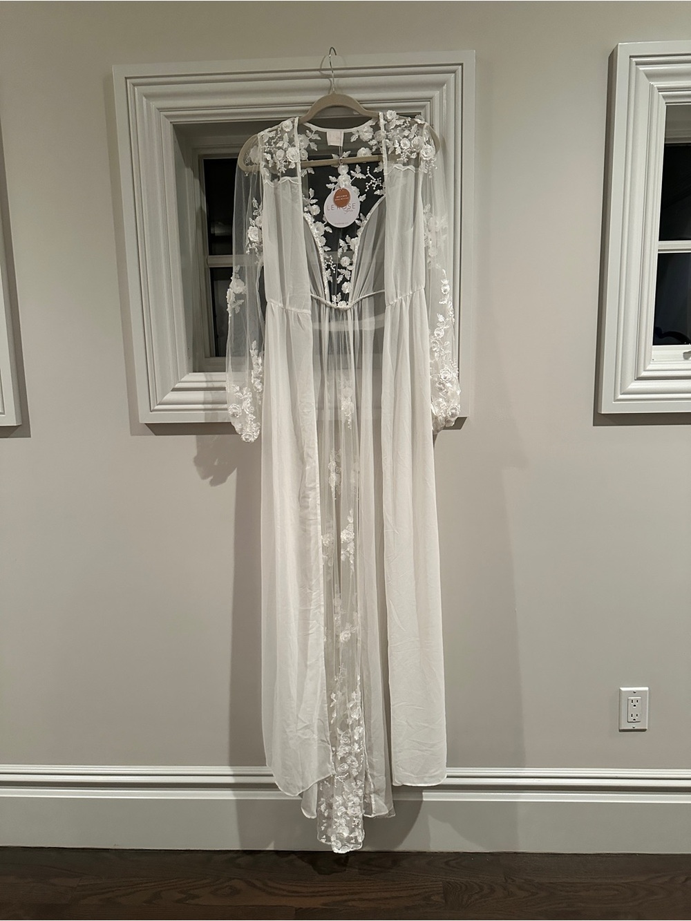 NWT LE ROSE Sheer White Lace Robe with Floral Embroidery